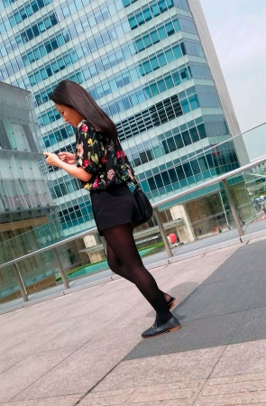 花上衣黑短裤黑丝MM