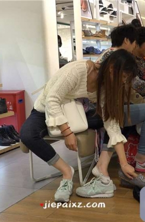 4K – 苗条身材紧身牛仔少F试鞋，一双洁白美足 [1.30 GB/MP4]