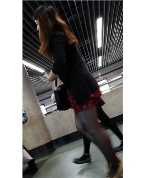 4k-刚下地铁的黑丝美腿美女