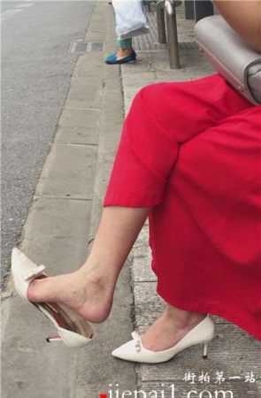 公交站等车的尖嘴高跟玉足美女姐姐。