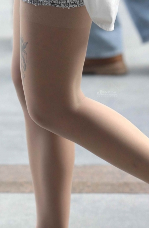 诱惑街拍肉丝少妇-17P