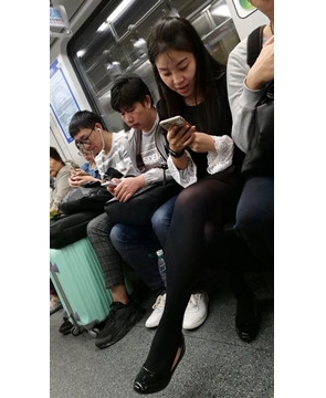 地铁上的黑丝MM