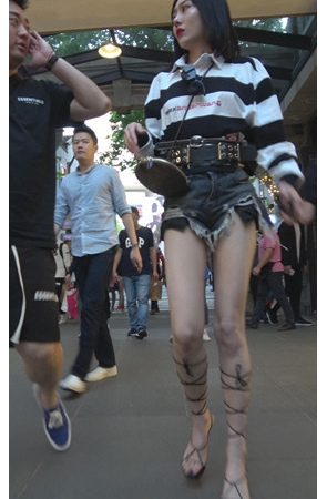 漂亮的长腿黑色热裤美女