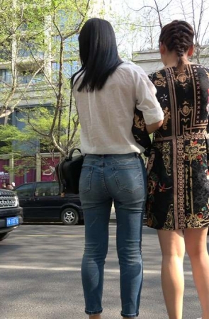 4k-紧身牛仔裤白衬衫知性街拍女神姐姐第二集 [1.29 GB]