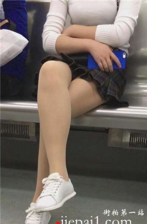 地铁拍摄肉丝美臀白鞋MM