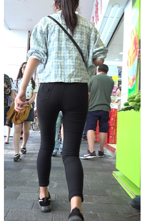 黑色紧身裤妹子