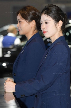 2469-48=63√端庄丝袜礼仪 9P