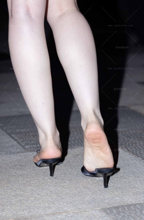 LB060-116P 上海时装周-爱露粉嫩脚底板的美腿博主白白再会篇