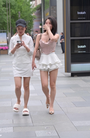 低胸，热裤，女生