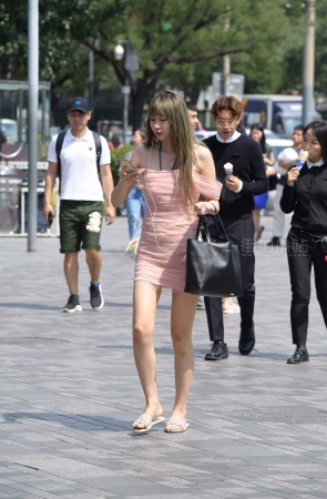 街拍粉色裹身裙齐刘海美女