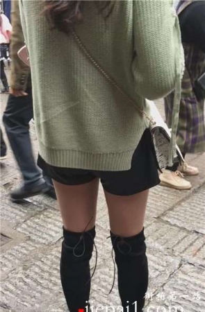 逛街偶遇性感美腿长筒靴小姐姐