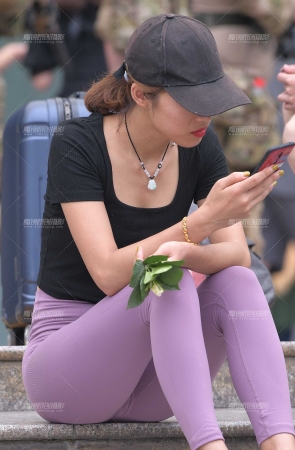 遇见淡紫色健美裤美眉