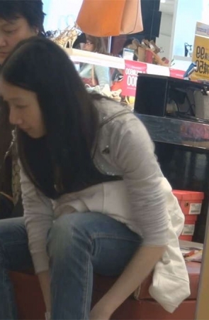 女孩的白晰玉足穿上白袜更显灵动