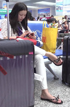 雪肌女孩一双无瑕美足，看的人神魂颠倒