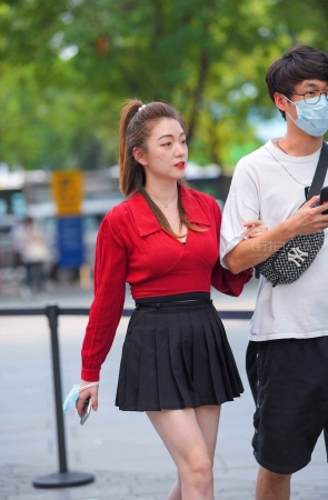 街拍超短裙红衣女友