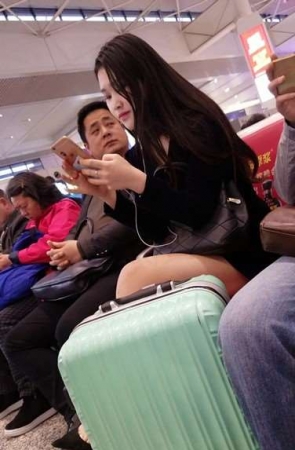 4k超清，候车室性感丝袜美腿小姐姐