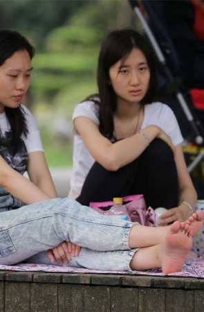 No1349 漂亮女孩丝足动作再含蓄，也让一旁奔放的裸足沦为背景