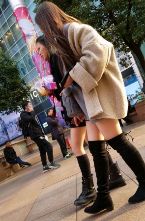 白皙美腿长筒靴俩颜值美女