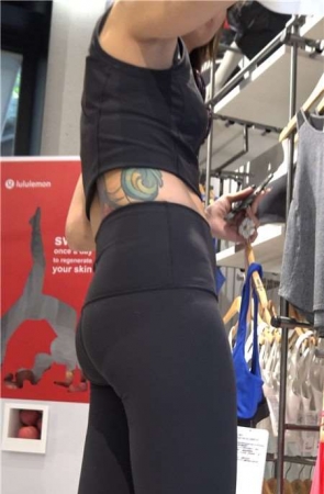 4k-黑色紧身弹力裤纹身美女街拍美腿 [2.09 GB]