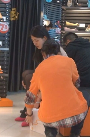 高分美女的短靴中藏着一双二趾长黑丝美足