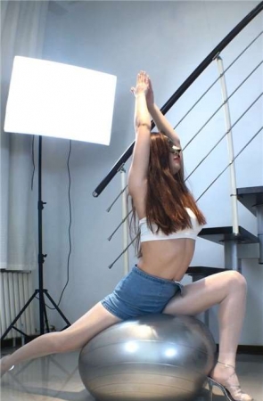 秀舞蹈工作室心心牛仔热裤丝袜瑜伽球上表演 [219 MB]