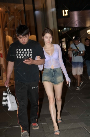 热裤大长腿女盆友