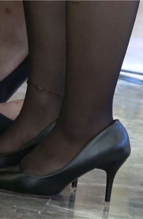 4k-黑丝黑高跟肥嫩街拍美足