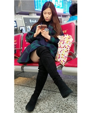 4k-高铁站候车室拍摄美腿肉丝袜长筒靴美女姐姐