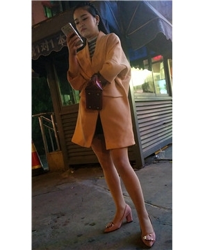 4k-在等滴滴专车的肉丝长腿高跟鞋美眉，可惜颜值不太高。