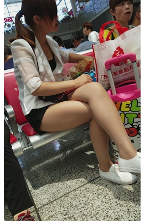 候车室听歌的眼镜妇女