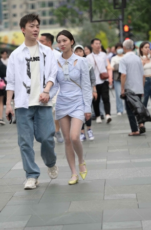 街拍印花白丝白裙小姐姐