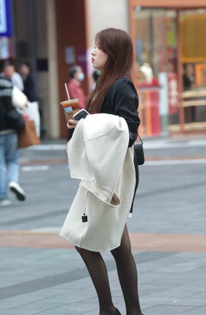 诱惑黑丝高跟街拍少妇-17P