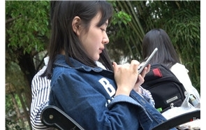 4k-牛仔外套紧身黑裤小清新街拍美女