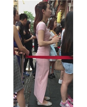 甜美可人粉色旗袍美女在排队 [453 MB]