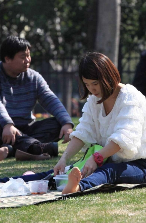 几乎透明的短丝薄丝年轻妈妈