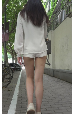 漂亮的白色短裤小月牙美女