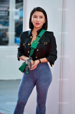 聊天魅力紧身裤美女