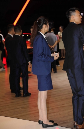 【街拍心灵】奔驰销售主管街拍肉丝美腿