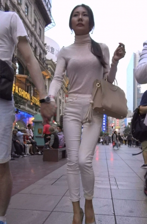 白裤高挑身材高跟鞋美女