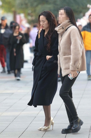 黑丝高跟街拍少妇