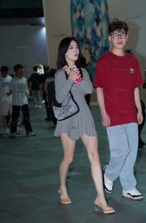 夜拍白皙的美腿女盆友