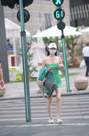 街拍绿色小吊带短裙美眉