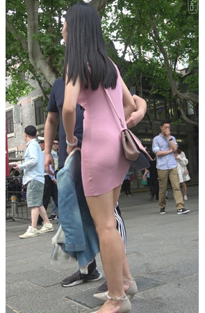 粉色连衣包臀裙小姐姐