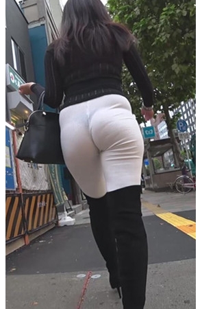 白色紧身裤翘屯美女