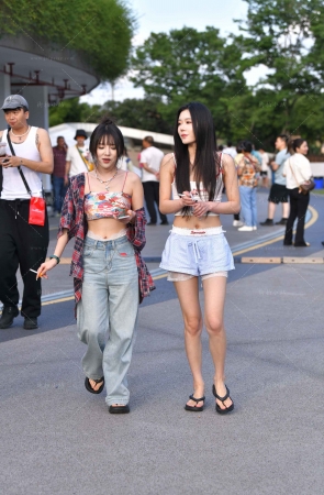 清凉打扮的人字拖小姐姐