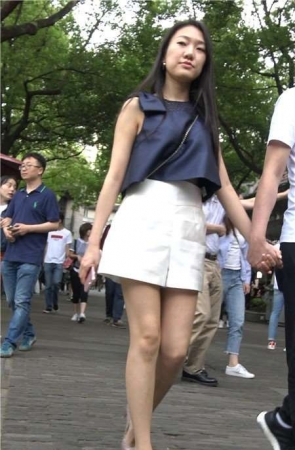 4K-白色短裙街拍美腿美足性感女神姐姐 [1.30 GB]