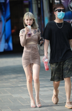 有纹身的包臀裙小姐姐