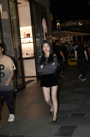 夜拍超薄灰丝短裙美眉