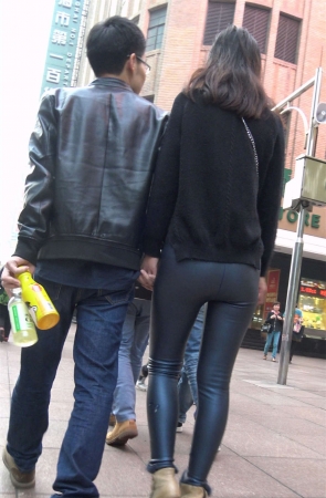 黑色毛衣紧身皮裤高跟鞋美女