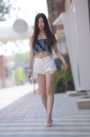 一始街拍作品 白色热裤